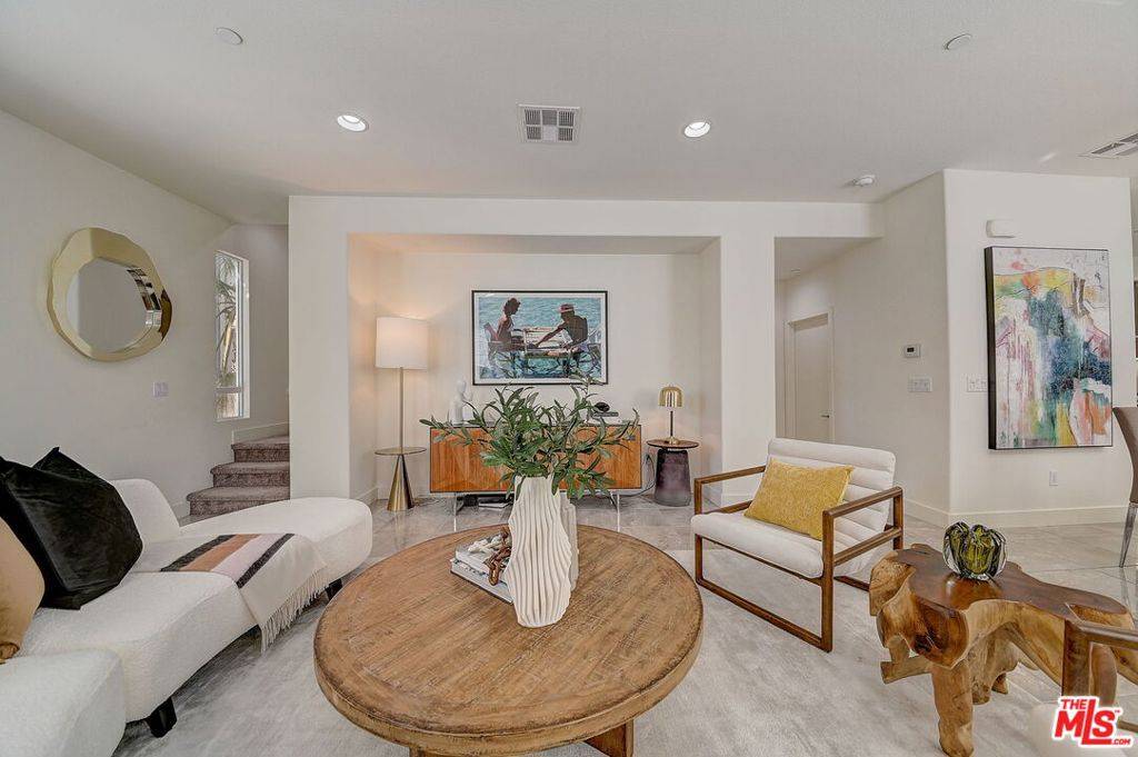 Los Angeles, CA 90004,638 N Gramercy PL