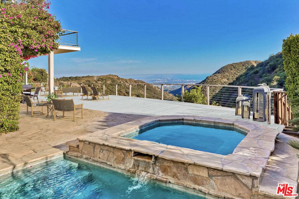 Los Angeles, CA 90049,12610 Promontory RD