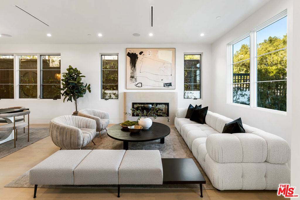 Pacific Palisades, CA 90272,1047 Chautauqua BLVD