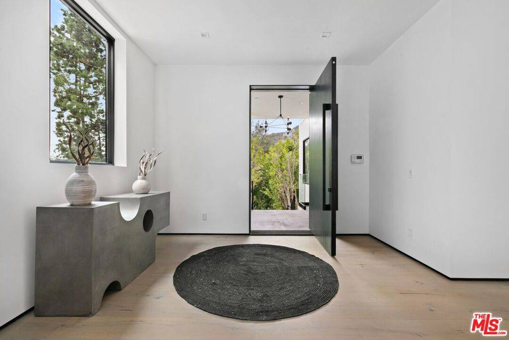 Beverly Hills, CA 90210,9551 Cherokee LN
