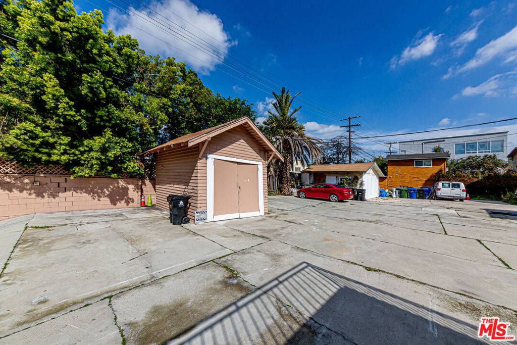 Los Angeles, CA 90019,1717 Crenshaw BLVD