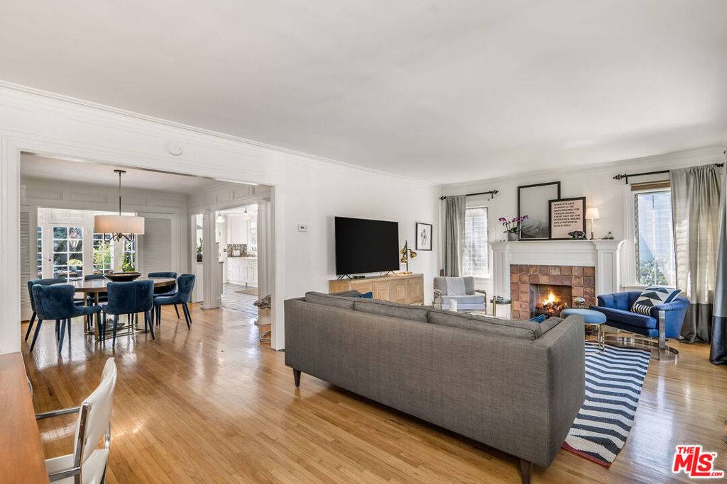Los Angeles, CA 90004,106 N Ridgewood PL