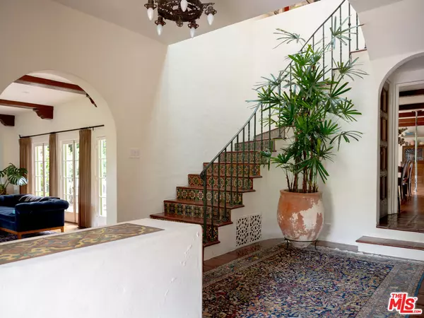 Los Angeles, CA 90049,129 N Woodburn DR