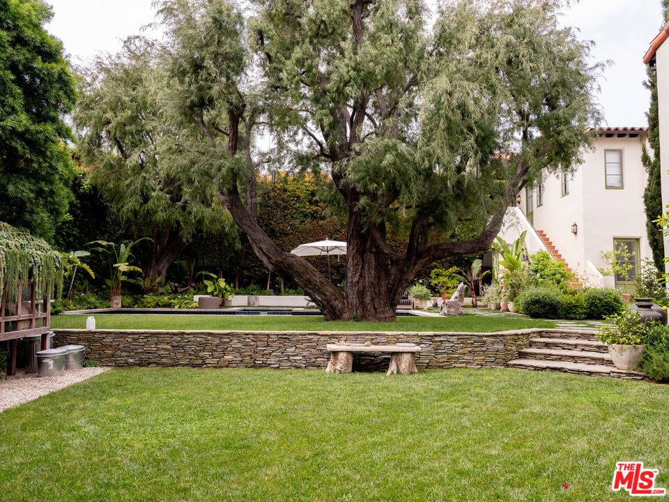 129 N Woodburn DR, Los Angeles, CA 90049