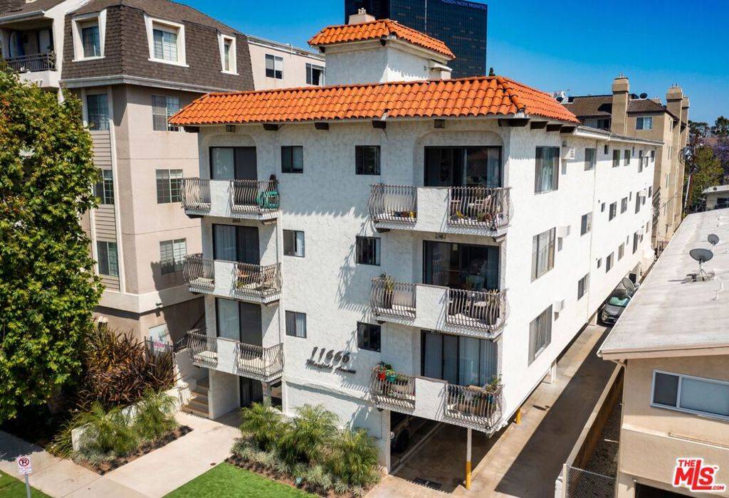 Los Angeles, CA 90049,11666 Mayfield AVE