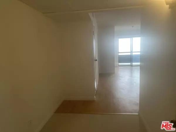 Los Angeles, CA 90006,955 S Normandie AVE #206