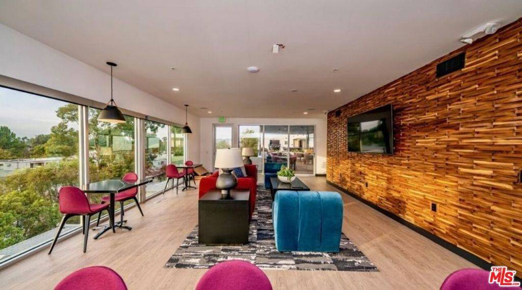 Los Angeles, CA 91602,11036 Moorpark ST #306