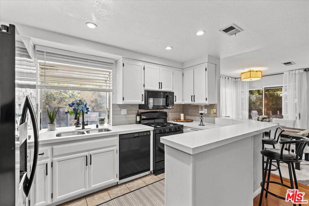 8447 De Soto AVE #5, Canoga Park, CA 91304