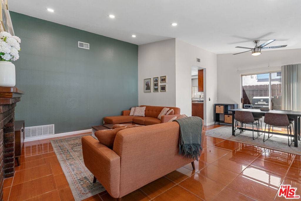 Pacoima, CA 91331,12309 Clover RD