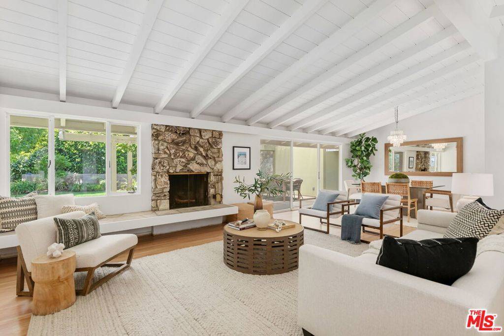 Pacific Palisades, CA 90272,1135 Las Lomas AVE