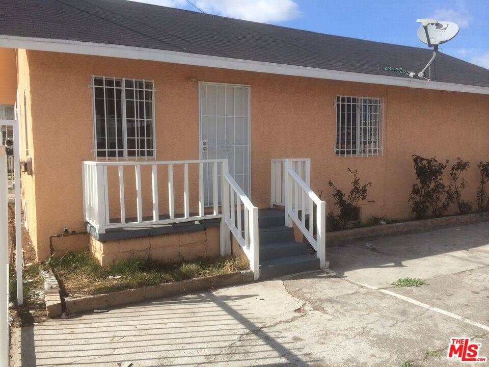 1031 W Century BLVD, Los Angeles, CA 90044