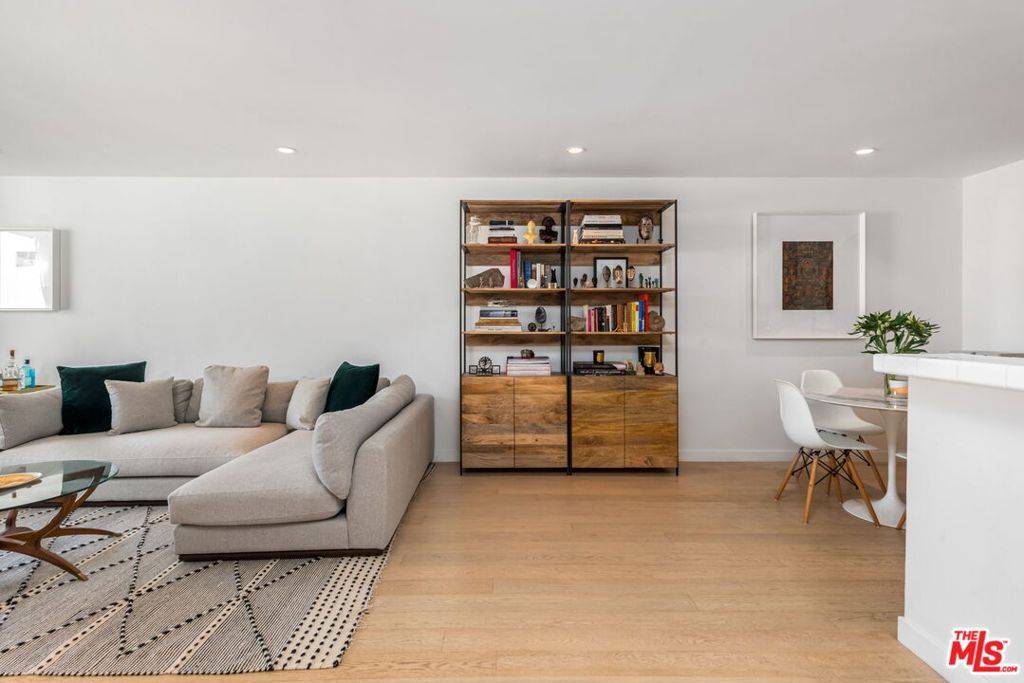 West Hollywood, CA 90069,8530 Holloway DR #216