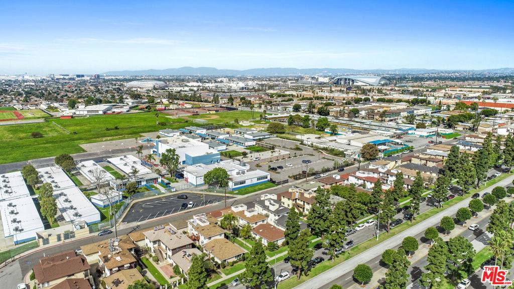 Inglewood, CA 90303,10619 Crenshaw BLVD