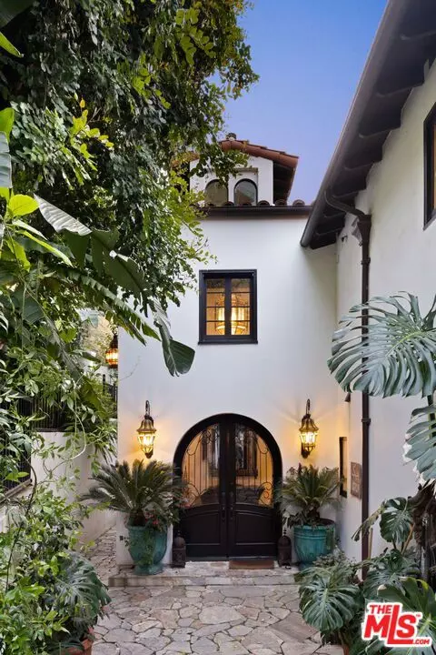 Los Angeles, CA 90068,2225 Malaga RD