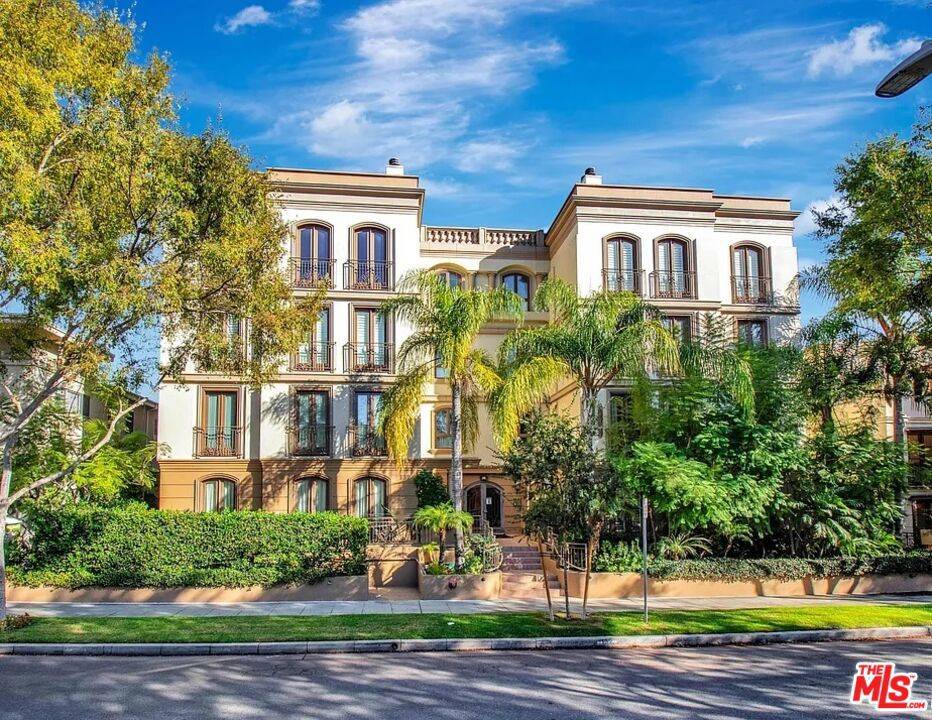 132 S Crescent DR #401, Beverly Hills, CA 90212