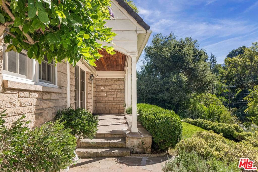 Beverly Hills, CA 90210,2370 Bowmont DR
