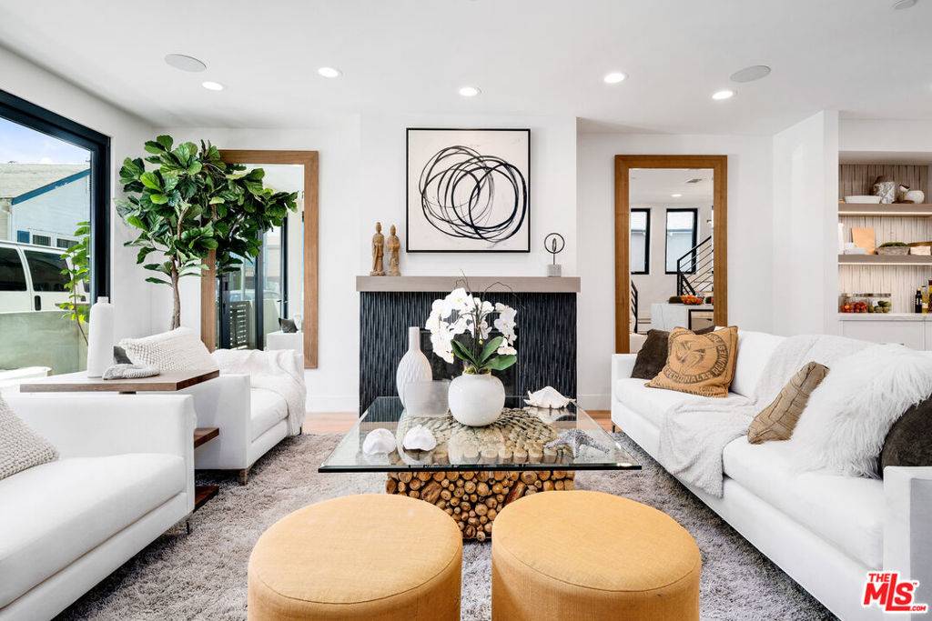 Newport Beach, CA 92663,117 25th ST