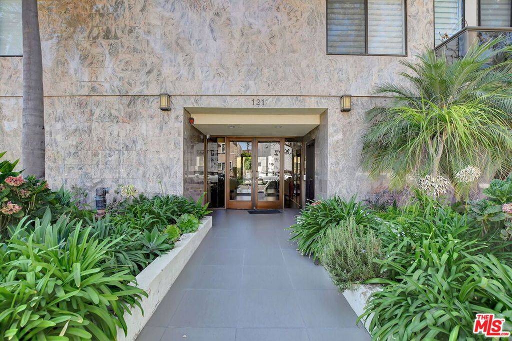 Beverly Hills, CA 90212,121 S Canon DR #201