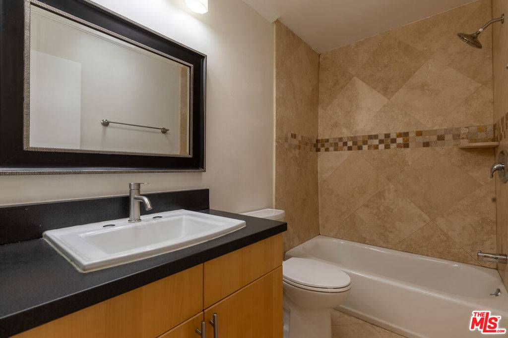 Santa Monica, CA 90403,1033 6TH ST #305