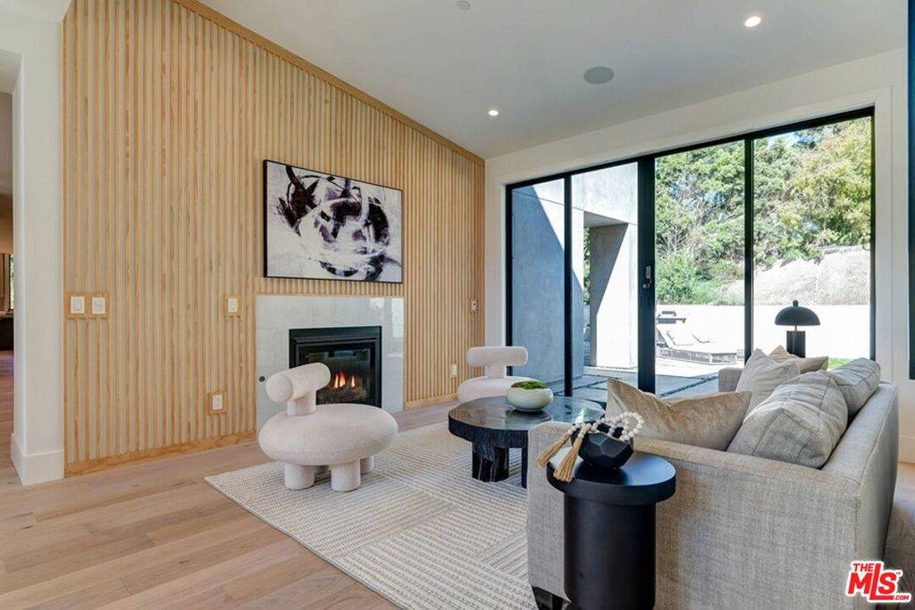 Los Angeles, CA 90049,876 N Norman PL