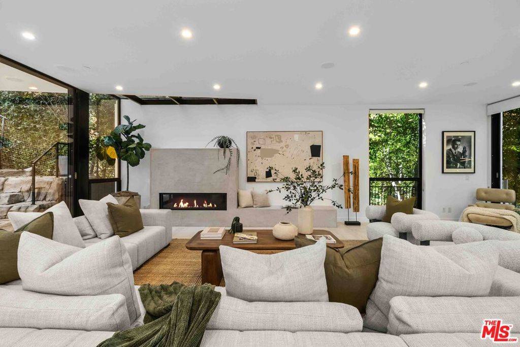 4000 Stansbury AVE, Sherman Oaks, CA 91423