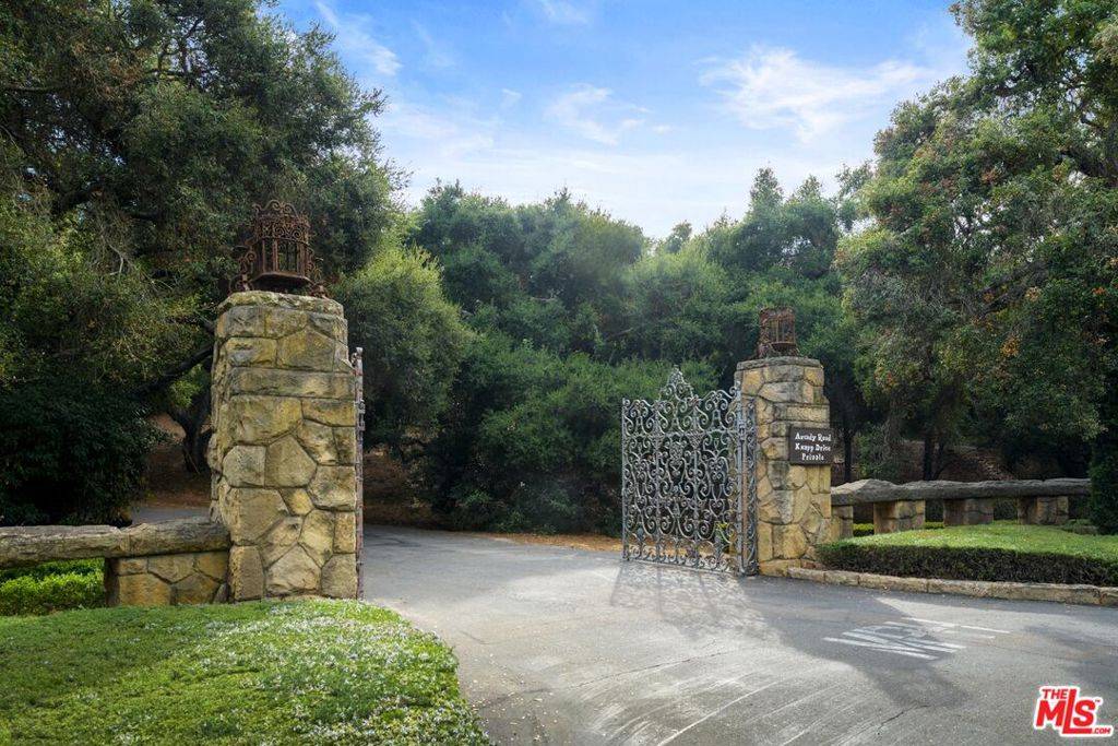 Santa Barbara, CA 93108,939 Arcady RD