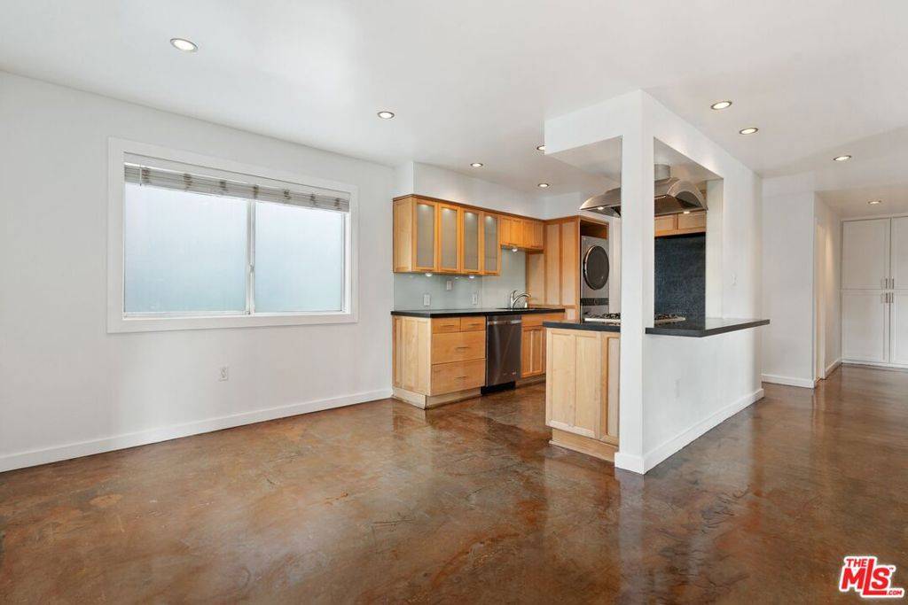 West Hollywood, CA 90069,9061 Keith AVE #101
