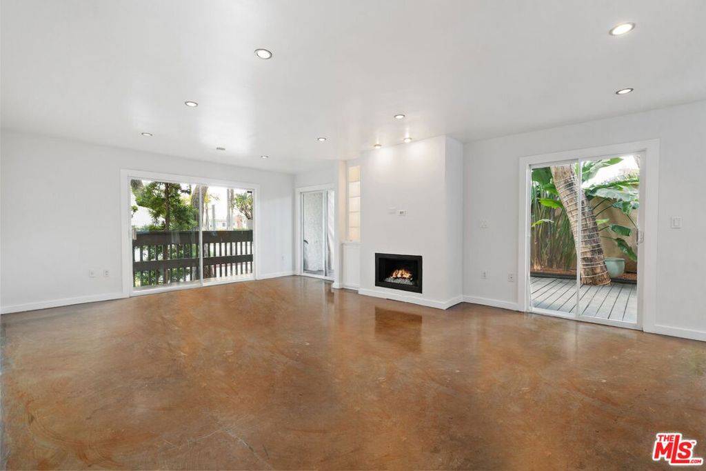 West Hollywood, CA 90069,9061 Keith AVE #101
