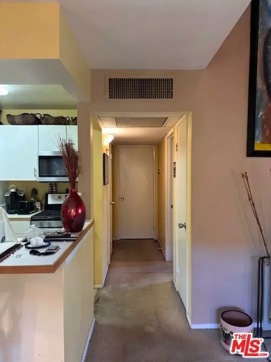 Tarzana, CA 91356,18350 Hatteras ST #218