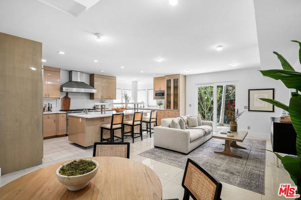 Beverly Hills, CA 90210,9580 Shirley LN