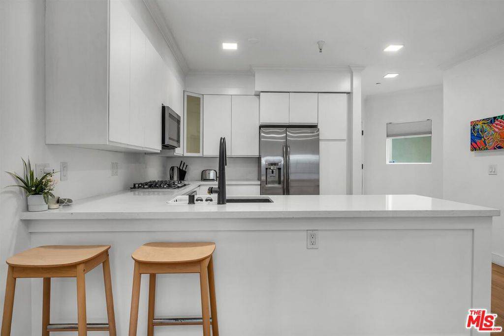 Los Angeles, CA 90004,214 S Alexandria AVE #103