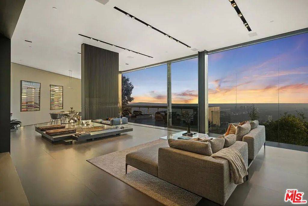 Los Angeles, CA 90046,8790 Appian WAY
