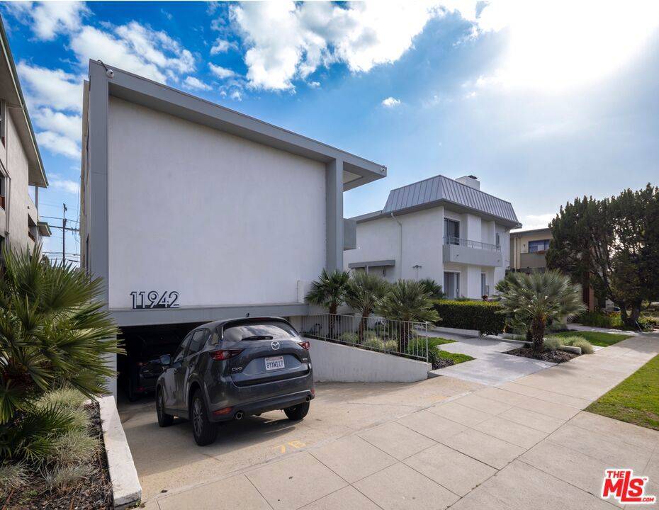 11942 Darlington AVE, Los Angeles, CA 90049