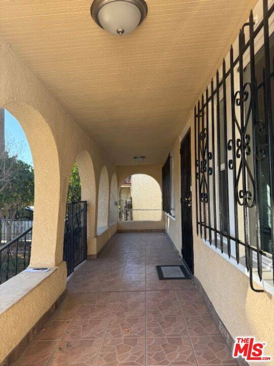 Los Angeles, CA 90016,2215 S Dunsmuir AVE