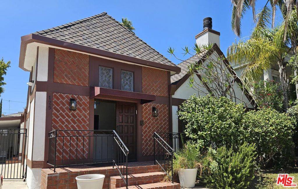 Beverly Hills, CA 90210,125 N Oakhurst DR