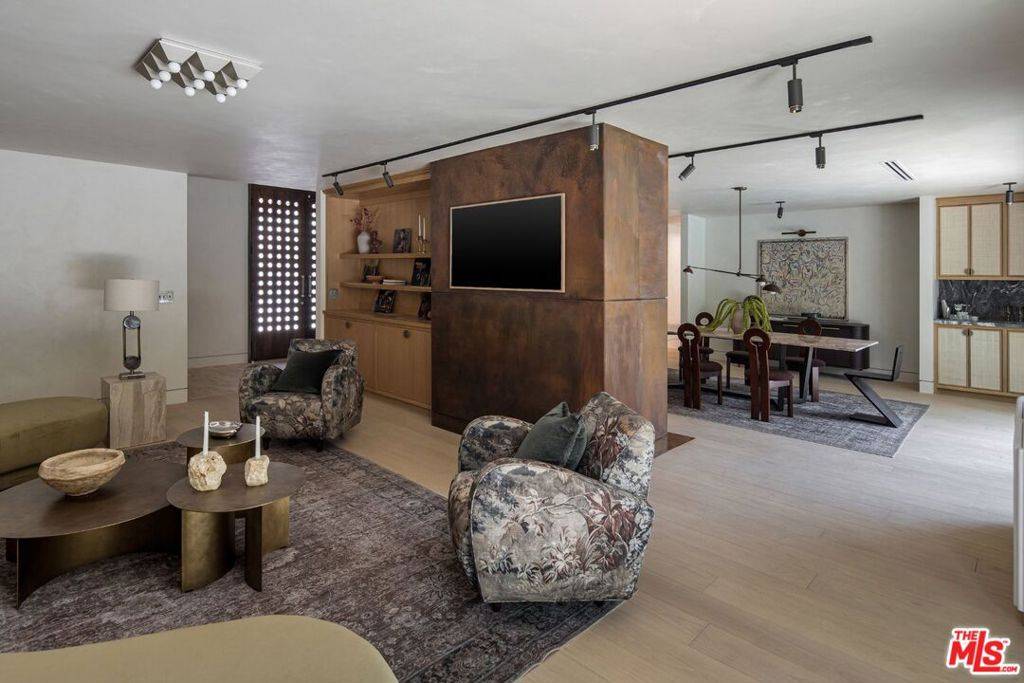 Beverly Hills, CA 90210,1300 Shadybrook DR