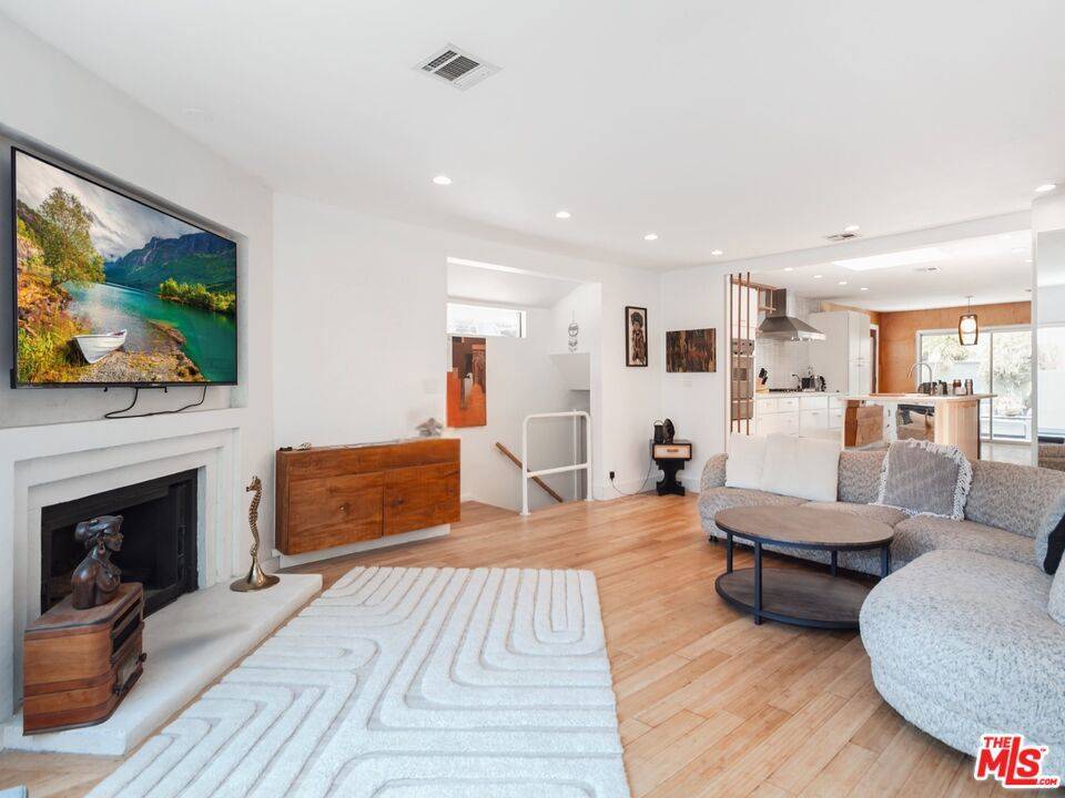 Los Angeles, CA 90042,905 Pine Grove AVE