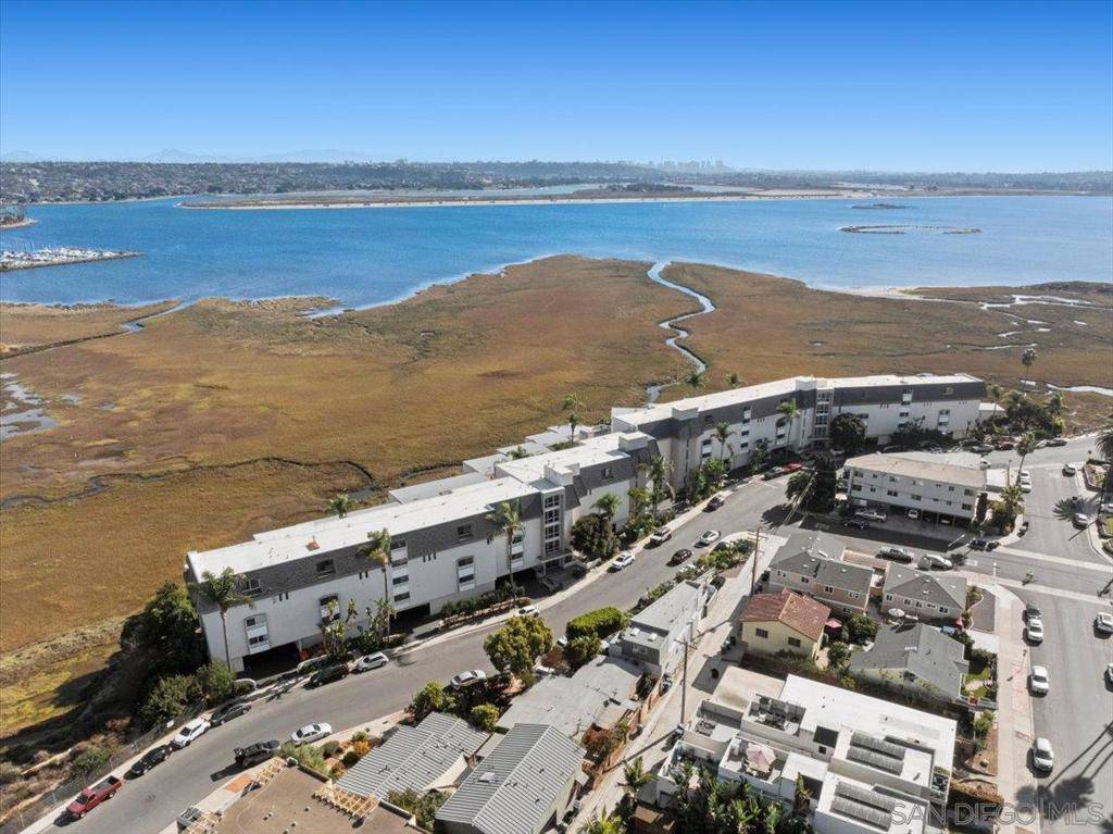 4009 Crown Point Dr #10, San Diego, CA 92109