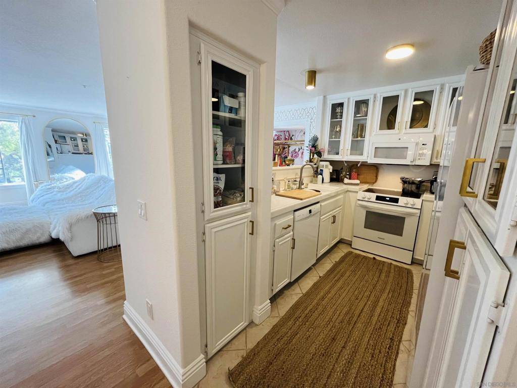 San Diego, CA 92111,2037 Burton St #43