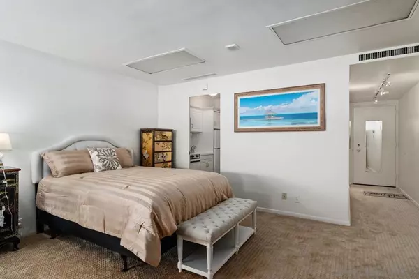 La Jolla, CA 92037,939 Coast #LB