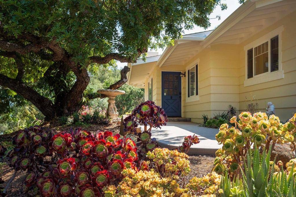 1131 Vale Terrace Dr, Vista, CA 92084