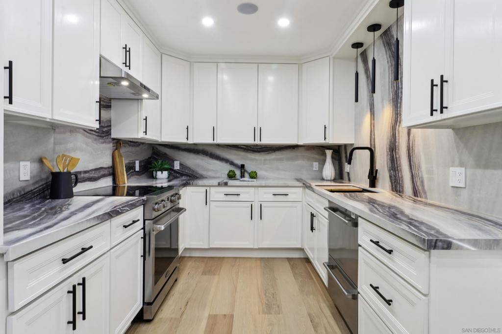 700 Front St #1402, San Diego, CA 92101