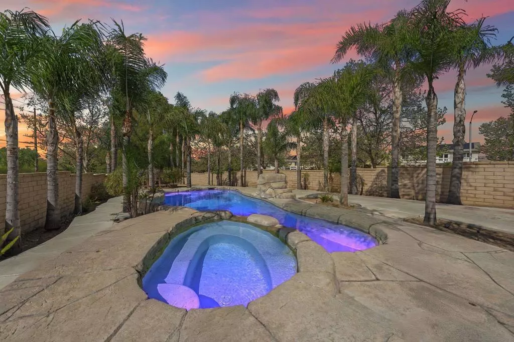 Corona, CA 92882,2463 Waterfall Ln