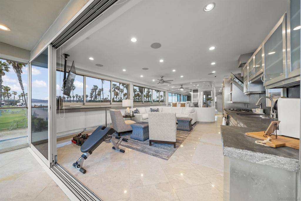 San Diego, CA 92109,2999 Ocean Front Walk #2