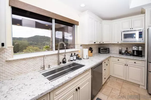 Valley Center, CA 92082,28382 Beija Flor