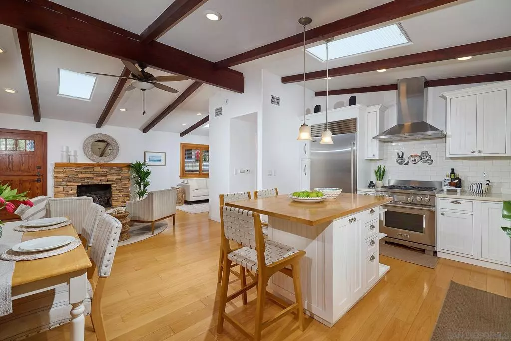 Encinitas, CA 92024,211 La Mesa Ave.