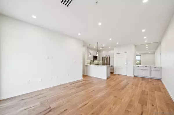 San Diego, CA 92130,3877 Pell Place #313