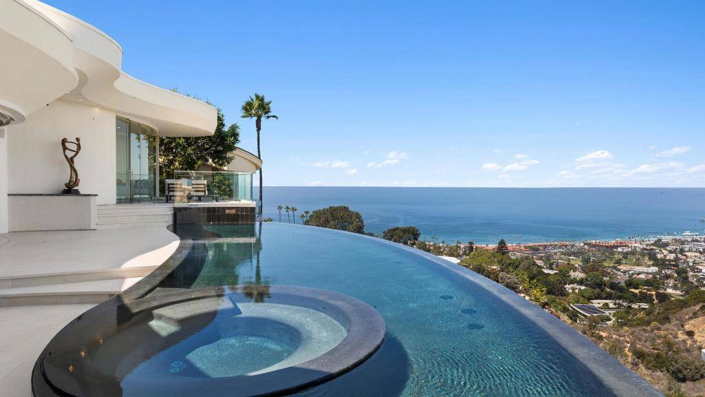 7451 Hillside Dr, La Jolla, CA 92037