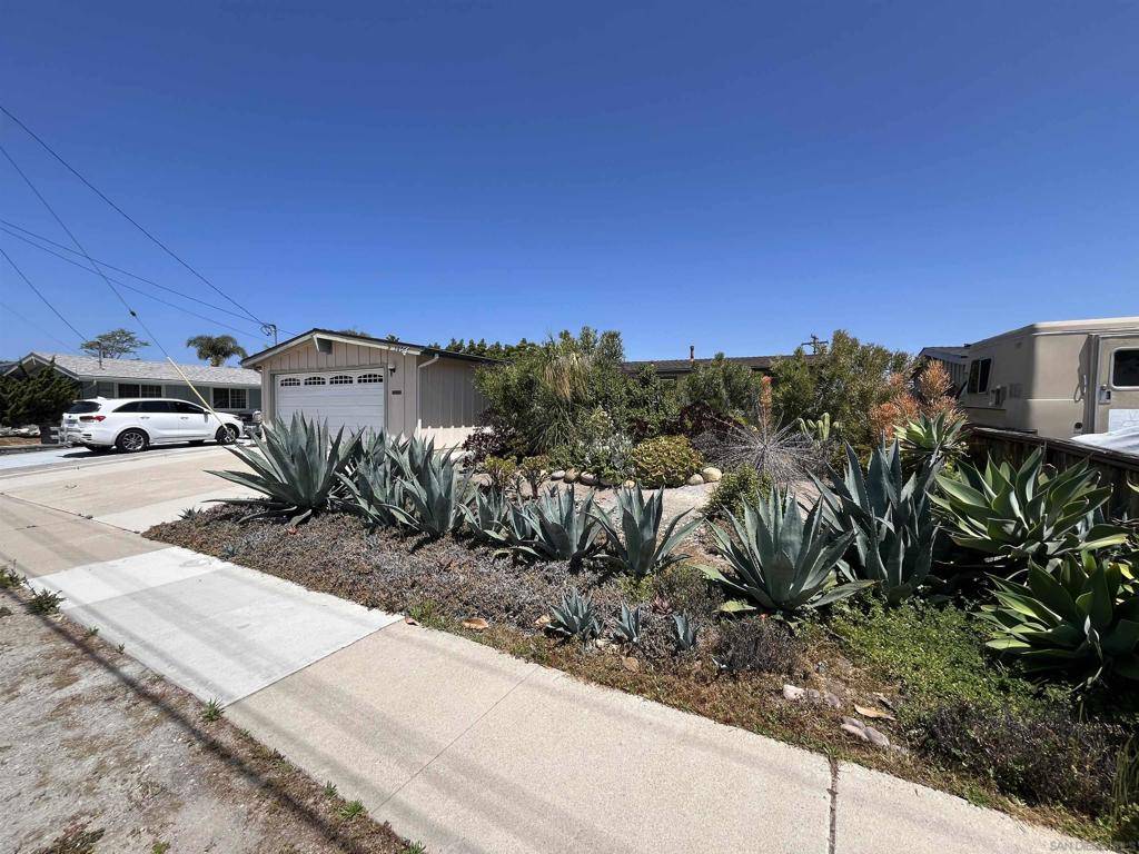 San Diego, CA 92117,5284 Winthrop St