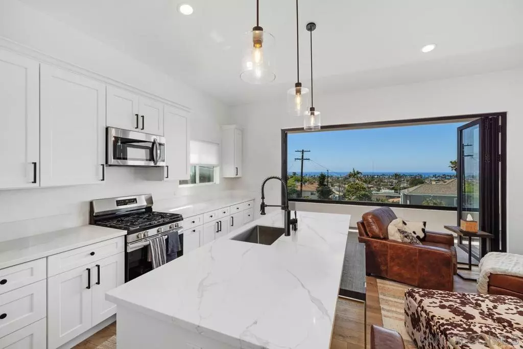 San Diego, CA 92107,4467 Long Branch Ave